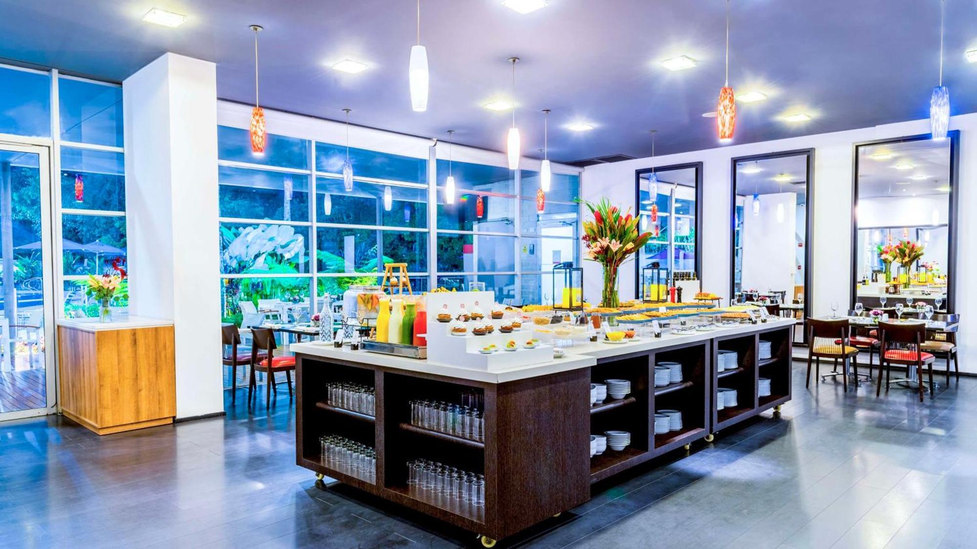 Hotel NH Collection Medellin Royal Esterno foto